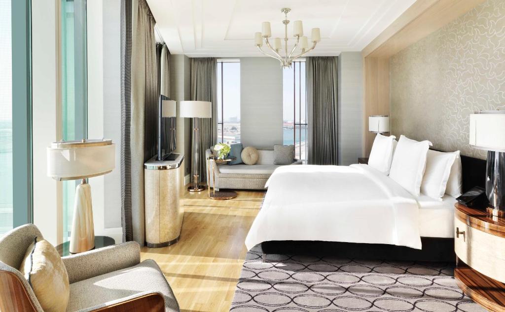 Сьюит (Представительский суперлюкс Four Seasons с кроватью размера «king-size») отеля Four Seasons Hotel Abu Dhabi at Al Maryah Island, Абу-Даби