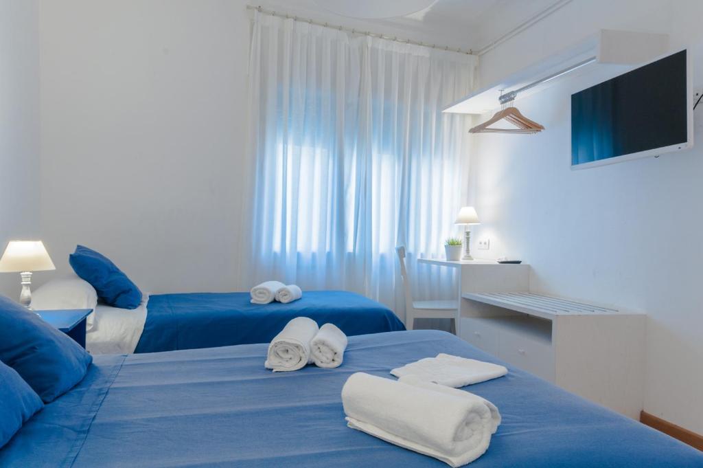 Трехместный (Трехместный номер с собственной ванной комнатой) отеля Blue Barcelona, Барселона