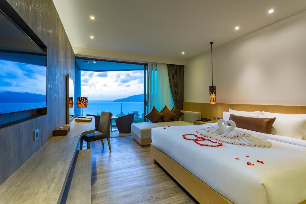 Двухместный (Двухместный номер Делюкс с 1 кроватью или 2 отдельными кроватями и видом на море) курортного отеля Crest Resort & Pool Villas, Пхукет