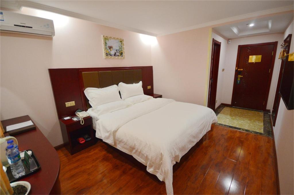 Двухместный (Номер Делюкс с кроватью размера «queen-size») отеля GreenTree Inn JiangSu WuXi DongTing Leather City Express Hotel, Уси