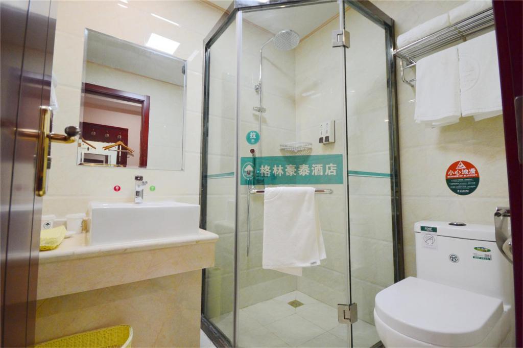 Двухместный (Улучшенный номер с кроватью размера «queen-size») отеля GreenTree Inn Jiangsu Suzhou Wangting Zhanwang Business Hotel, Сучжоу