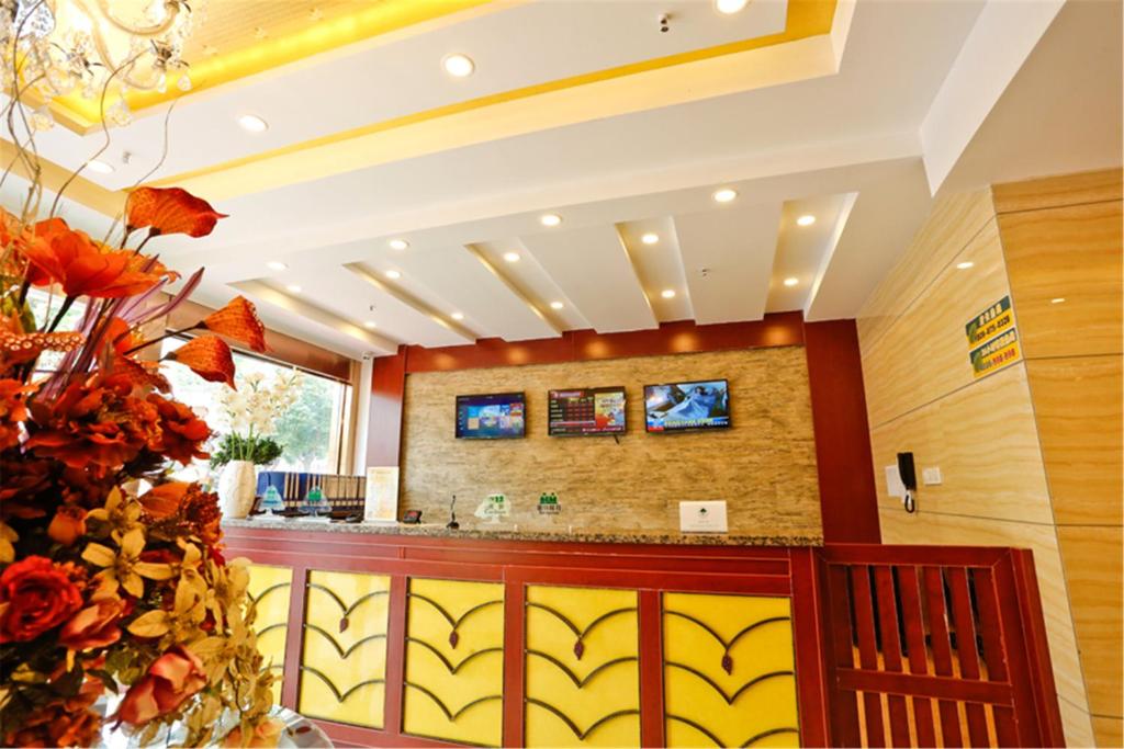 Двухместный (Улучшенный номер с кроватью размера «king-size») отеля GreenTree Inn Yunnan Kunming Express Hotel, Куньмин
