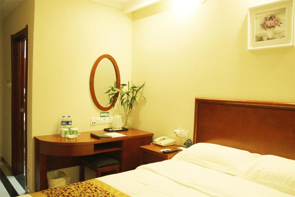 Двухместный (Для граждан материкового Китая - Номер с кроватью размера «queen-size» и окном) отеля GreenTree Inn Jiangsu Suzhou Yangchenghu International Crab City Qianshuiwan Express Hotel, Сучжоу