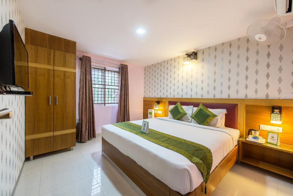 Двухместный ([Sanitized] Deluxe Double Room) отеля Treebo Akshaya Lalbagh Inn, Бангалор