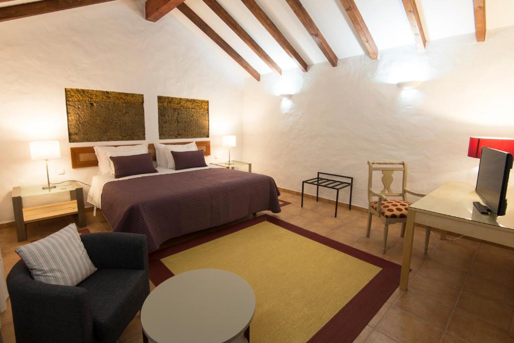 Двухместный (Номер Делюкс с кроватью размера «king-size») загородного отеля Monte da Corça Nova, Вила-Нова-де-Мильфонт