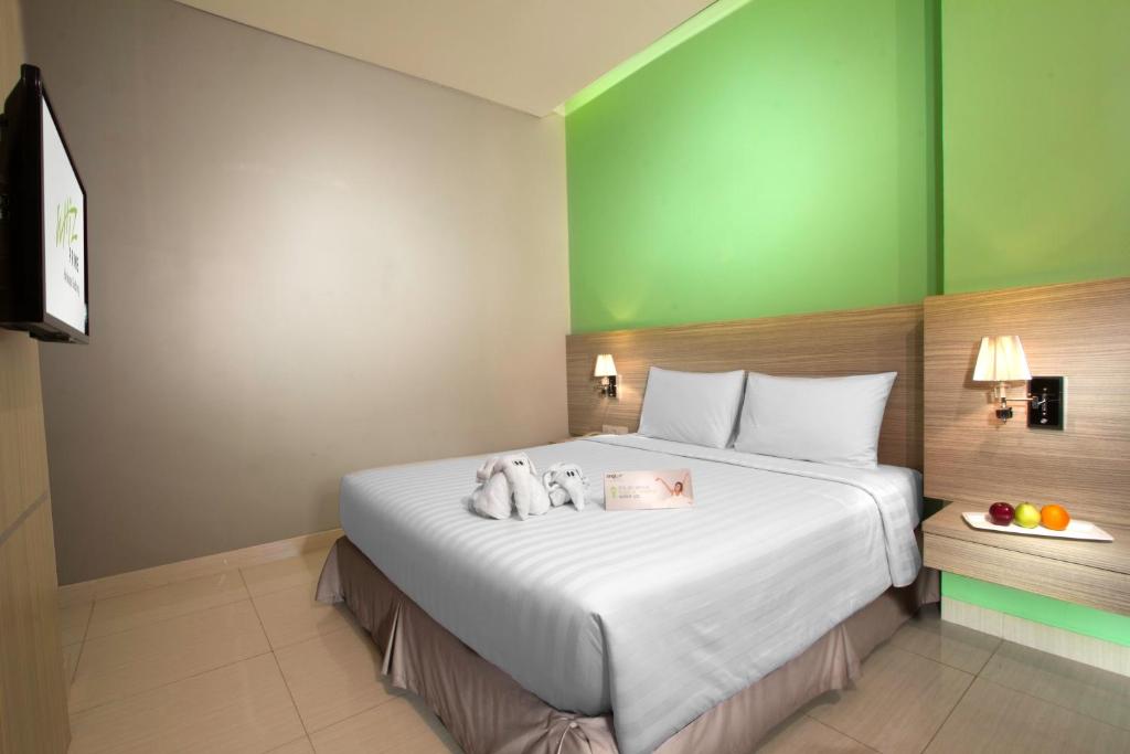 Двухместный (Улучшенный двухместный номер с 1 кроватью) отеля Whiz Prime Hotel Kelapa Gading, Джакарта