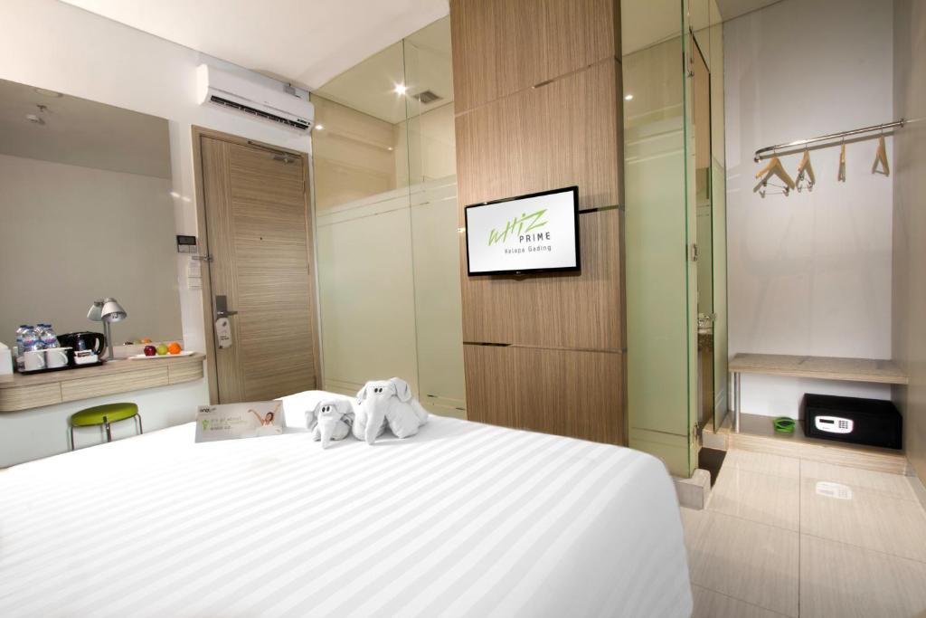 Двухместный (Улучшенный номер с кроватью размера «king-size») отеля Whiz Prime Hotel Kelapa Gading, Джакарта