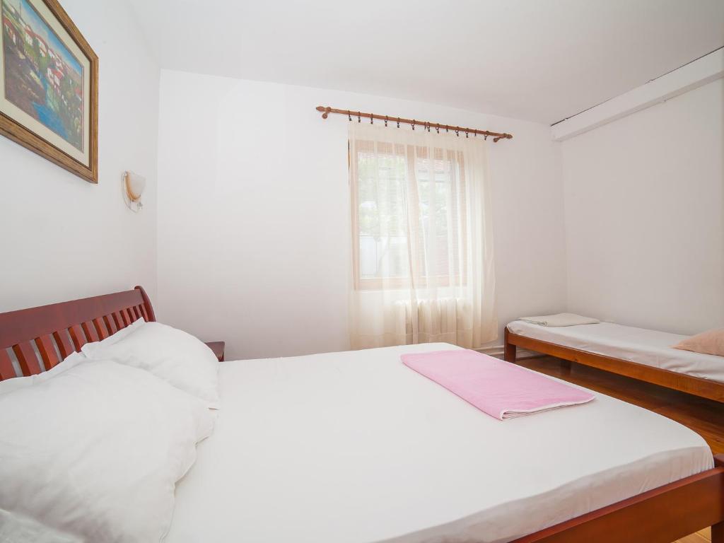 Трехместный (Трехместный номер с ванной комнатой и общей террасой) гостевого дома Guest House Radojicic, Биела