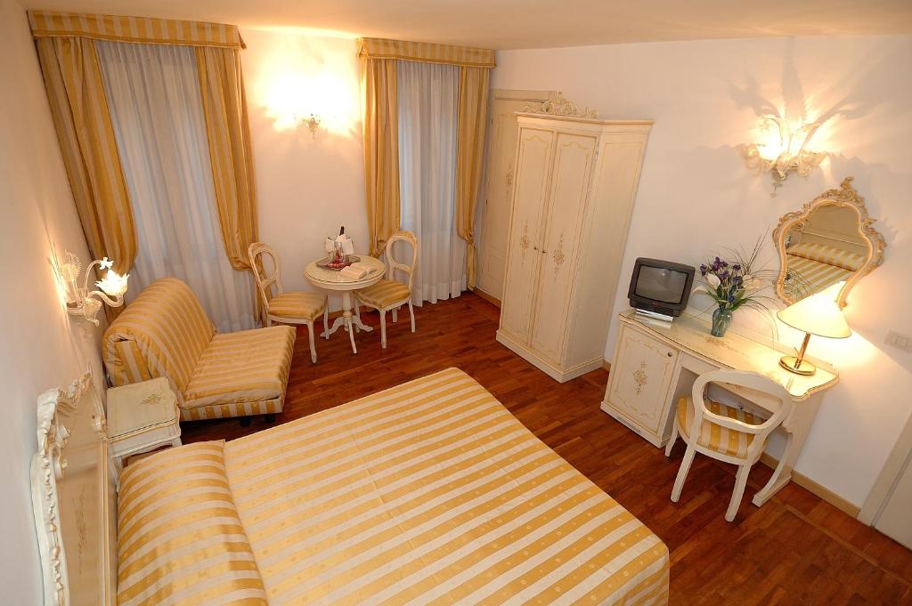 Двухместный (Улучшенный двухместный номер с 1 кроватью или 2 отдельными кроватями, вид на город) отеля Casa Sul Molo, Венеция