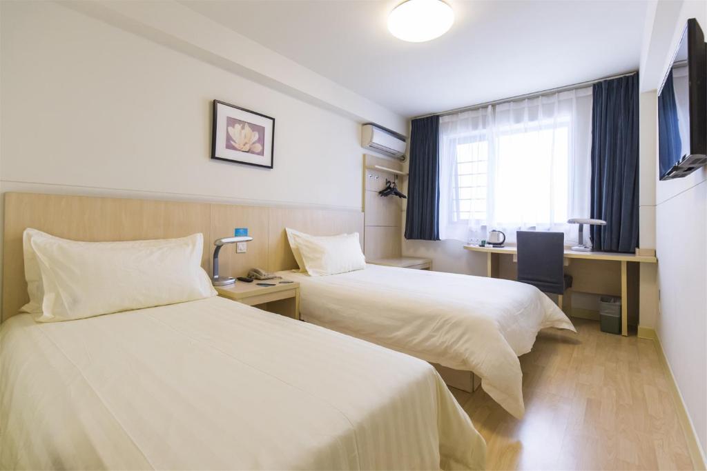 Двухместный (Стандартный двухместный номер А с 2 отдельными кроватями) отеля Jinjiang Inn Wuxi Jiangnan University City, Уси
