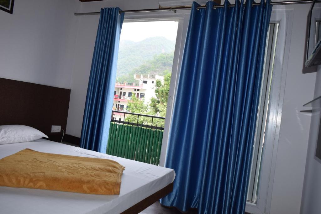 Двухместный (Улучшенный двухместный номер с 1 кроватью и видом на горы) отеля Hotel Moksha, Ришикеш