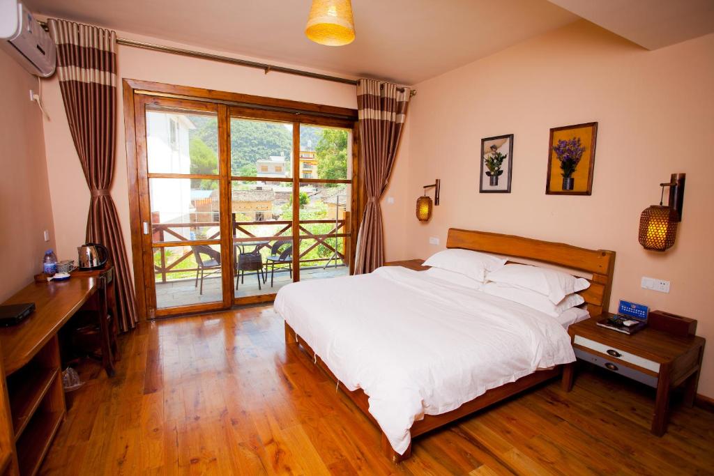 Двухместный (Номер с кроватью размера «queen-size» и балконом), Yangshuo Coco Garden Hotel