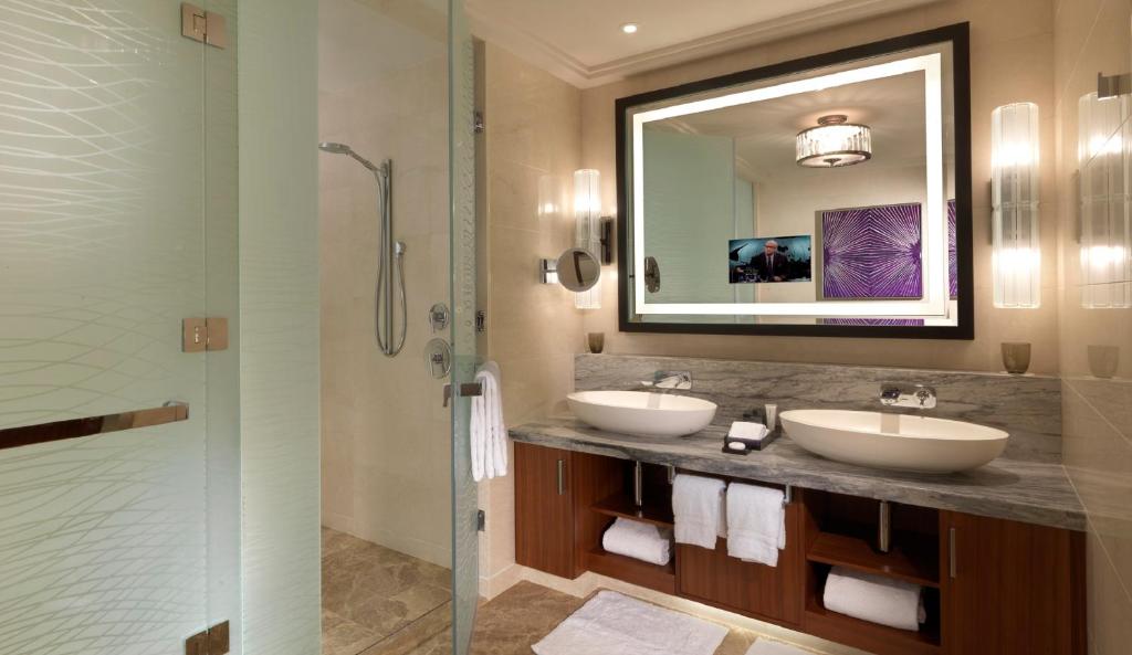 Двухместный (Улучшенный номер с кроватью размера «king-size») отеля Four Seasons Hotel Abu Dhabi at Al Maryah Island, Абу-Даби