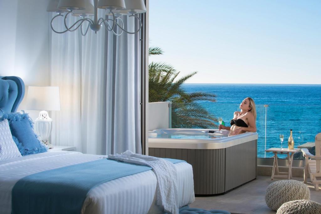 Сьюит (Суперлюкс «Голубой» с видом на море и гидромассажной ванной - Дополнительное здание) апарт-отеля Drossia Palms Hotel and Nisos Beach Suites, Малиа