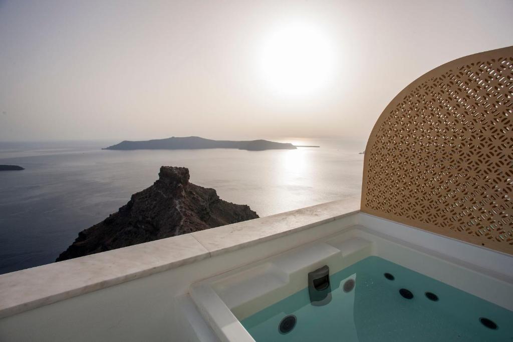 Сьюит (Люкс на верхнем этаже с гидромассажной ванной на открытом воздухе, вид на кальдеру) отеля Andronikos Santorini, Имеровиглион