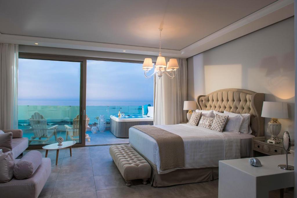 Сьюит (Улучшенный люкс «Песочный» с видом на море и гидромассажной ванной - Дополнительное здание) апарт-отеля Drossia Palms Hotel and Nisos Beach Suites, Малиа