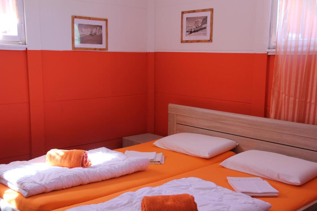 Двухместный (Двухместный номер с 1 кроватью и общей ванной комнатой) хостела Downtown Lodge (Hostel), Гриндельвальд