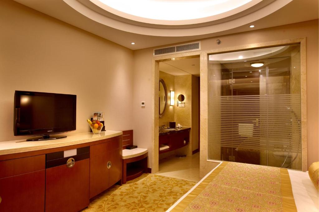 Двухместный (Улучшенный номер с кроватью размера «king-size») отеля Citic Ningbo International Hotel, Нинбо