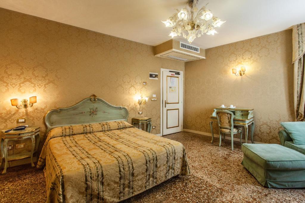 Двухместный (Улучшенный двухместный номер с 1 кроватью) гостевого дома Locanda Barbarigo, Венеция