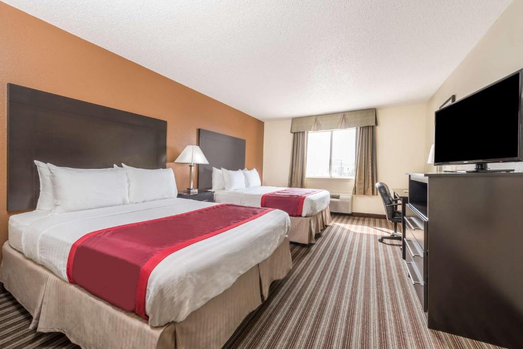 Двухместный (Номер с 2 кроватями размера «queen-size») отеля Days Inn & Suites by Wyndham Dallas, Даллас
