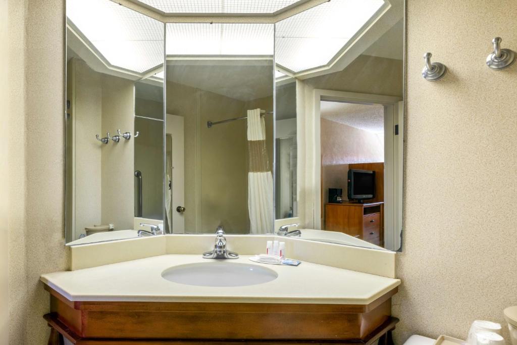 Трехместный (Номер для некурящих с кроватью размера «king-size») отеля Baymont by Wyndham Amarillo East, Амарилло