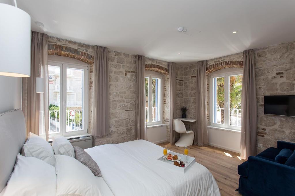 Двухместный (Улучшенный двухместный номер с 1 кроватью) отеля Bifora Heritage Hotel, Трогир