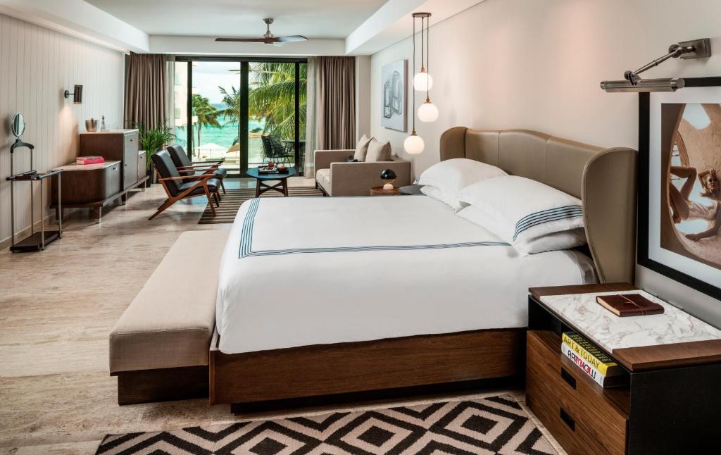 Сьюит (Люкс с кроватью размера «king-size» и видом на океан) курортного отеля Thompson Beach House, Плая-дель-Кармен