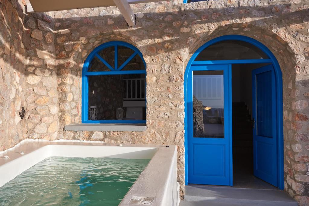Вилла (Вилла Kallisti с видом на море и собственной гидромассажной ванной на открытом воздухе) виллы Zatrikion Santorini Villas, Пиргос (Эгейские острова)
