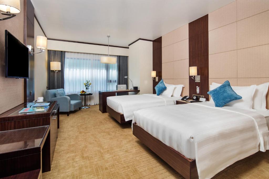 Двухместный (Улучшенный двухместный номер с 2 отдельными кроватями — Для некурящих) отеля Wyndham Legend Halong, Халонг