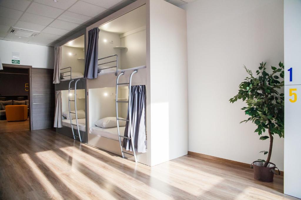 Номер (Кровать в общем 8-местном номере для мужчин и женщин) хостела En Route Hostel, Сплит