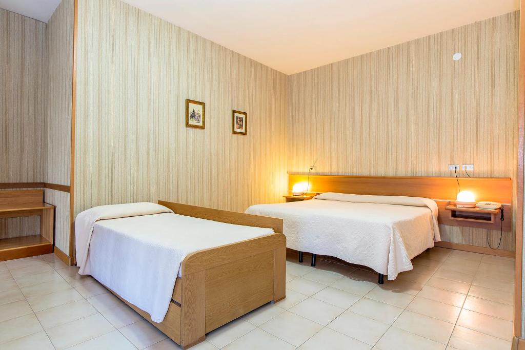 Четырехместный (Четырехместный номер) отеля Hotel Residence Ulivi E Palme, Кальяри