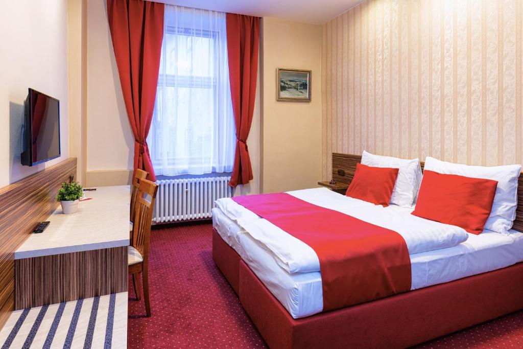 Двухместный (Двухместный номер с 1 кроватью или 2 отдельными кроватями и собственной ванной комнатой) отеля Continental, Пльзень