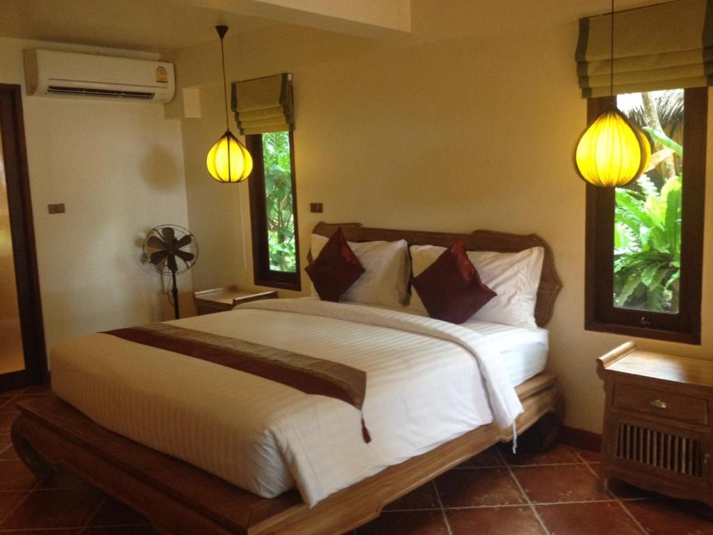 Двухместный (Улучшенный двухместный номер с 1 кроватью) курортного отеля Chivapuri Beach Resort, Ко Чанг