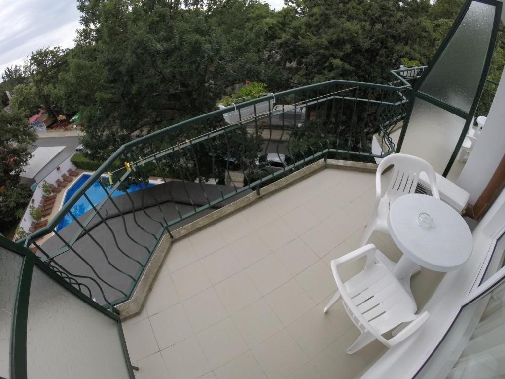 Двухместный (Двухместный номер с 1 кроватью или 2 отдельными кроватями и балконом (для 2 взрослых и 1 ребенка)) отеля Hotel Lotos, Китен