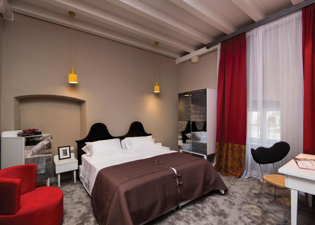 Двухместный (Улучшенный двухместный номер с 1 кроватью или 2 отдельными кроватями, вид на город) отеля XII Century Heritage Hotel, Трогир