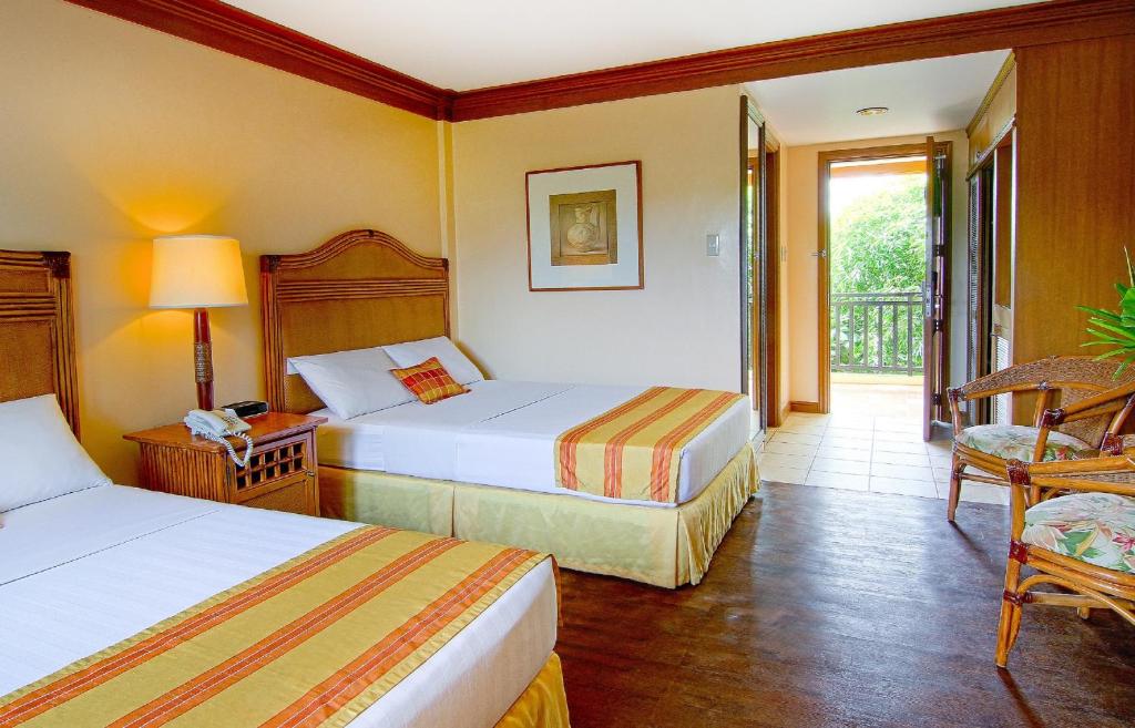 Двухместный (Улучшенный двухместный номер с 1 кроватью) курортного отеля Boracay Tropics Resort Hotel, Боракай