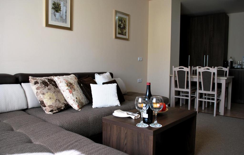 Сьюит (Люкс с 1 спальней и балконом (для 4 взрослых)), Zara Hotel