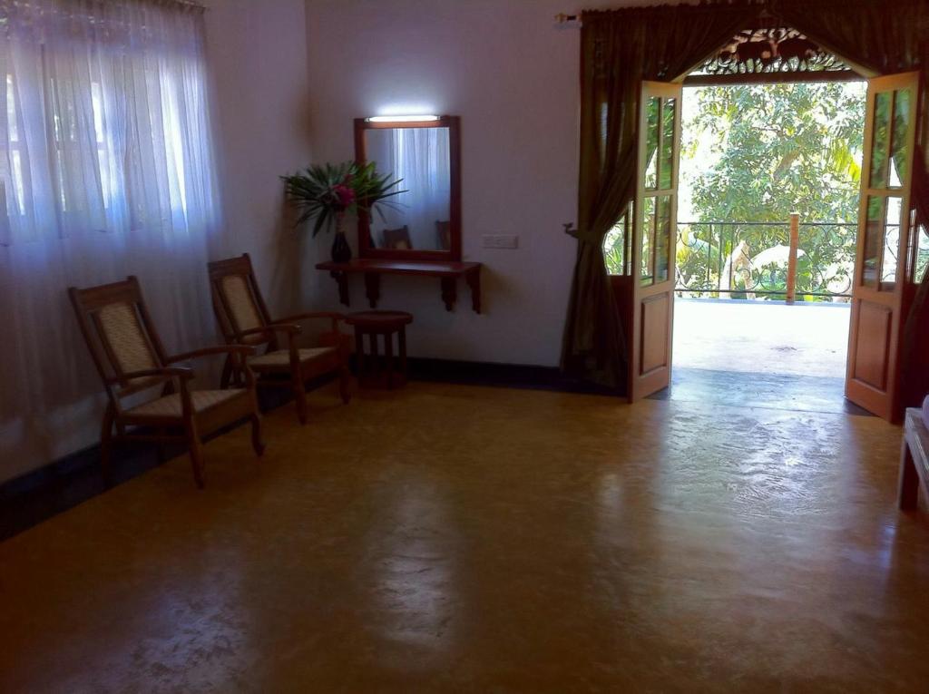 Двухместный (Большой двухместный номер с 1 кроватью) курортного отеля Priyanka Villa, Бентота