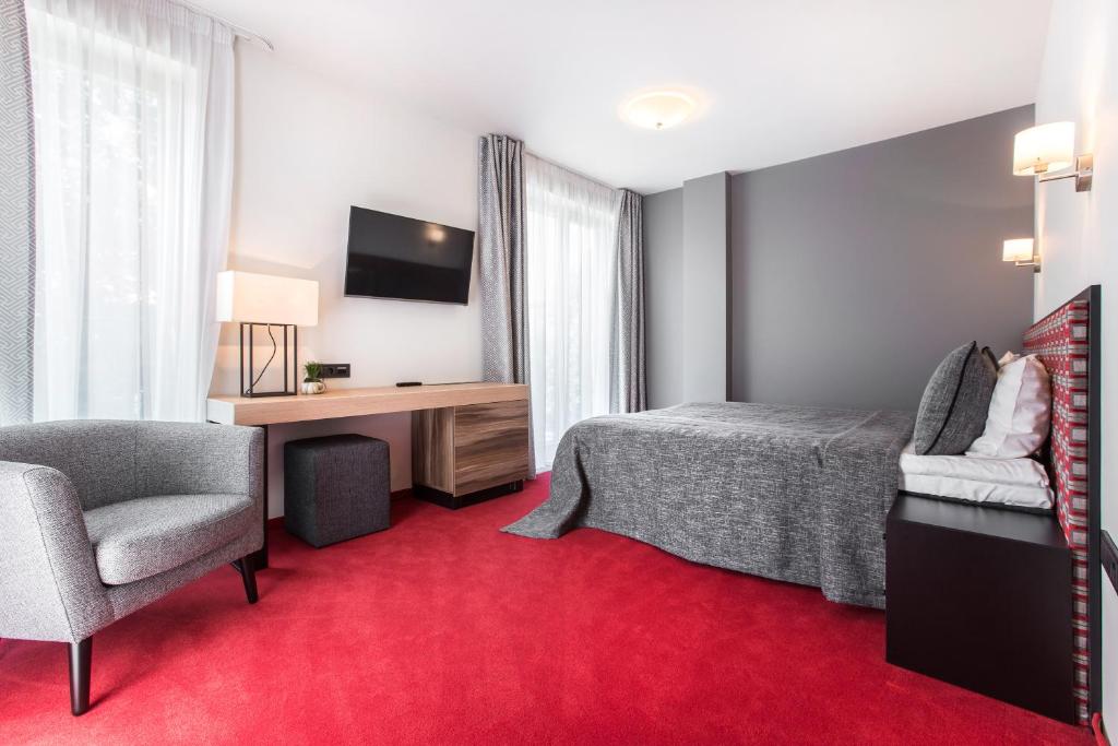 Двухместный (Двухместный номер с 1 кроватью или 2 отдельными кроватями и дополнительной кроватью) отеля Viešbutis Simpatija, Друскининкай