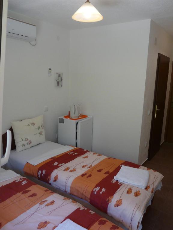 Двухместный (Двухместный номер с 1 кроватью или 2 отдельными кроватями и балконом) гостевого дома Guest House Jadran Pol, Петровац