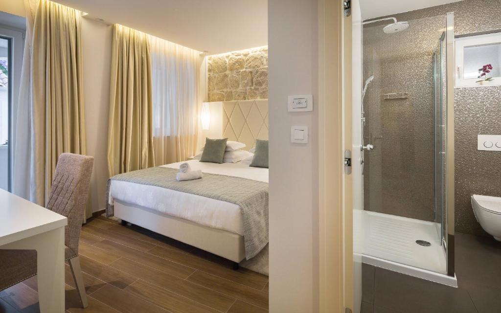 Двухместный (Двухместный номер Делюкс с 1 кроватью и балконом) отеля Balatura Split Luxury Rooms, Сплит