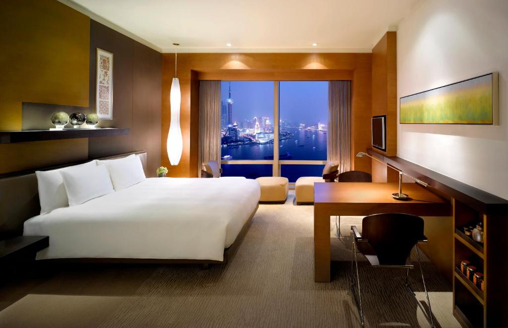 Двухместный (Клубный номер с кроватью размера «king-size») отеля Hyatt on the Bund, Шанхай