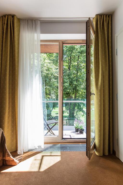 Двухместный (Двухместный номер с 1 кроватью или 2 отдельными кроватями и балконом) отеля Viešbutis Simpatija, Друскининкай