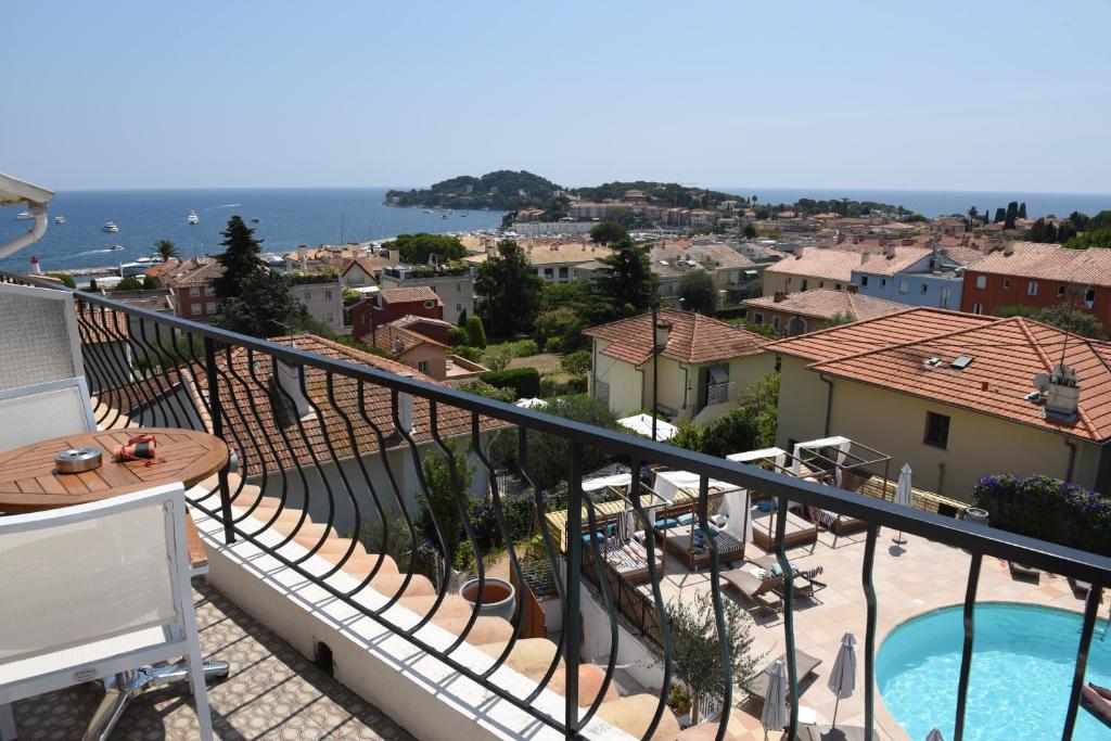 Семейный (Трехместный номер с террасой и видом на море) отеля Hotel & Spa la Villa Cap Ferrat, Больё-сюр-Мер