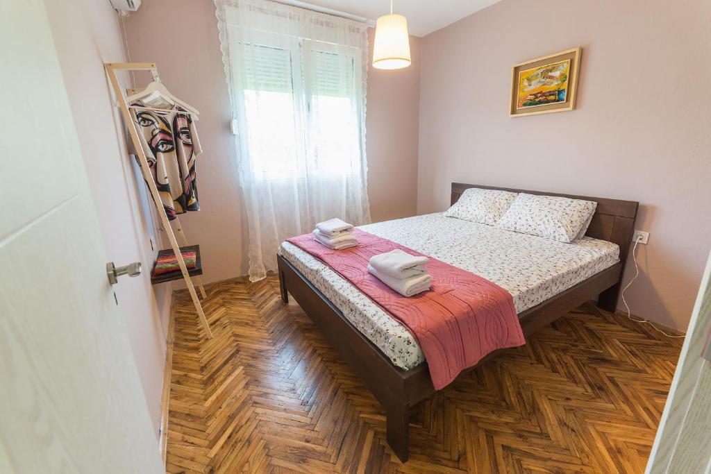 Двухместный (Двухместный номер с 1 кроватью и общей ванной комнатой) хостела Hostel Q, Подгорица