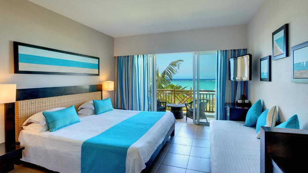 Трехместный (Улучшенный номер Делюкс) курортного отеля Pearle Beach Resort & Spa, Флик-эн-Флак