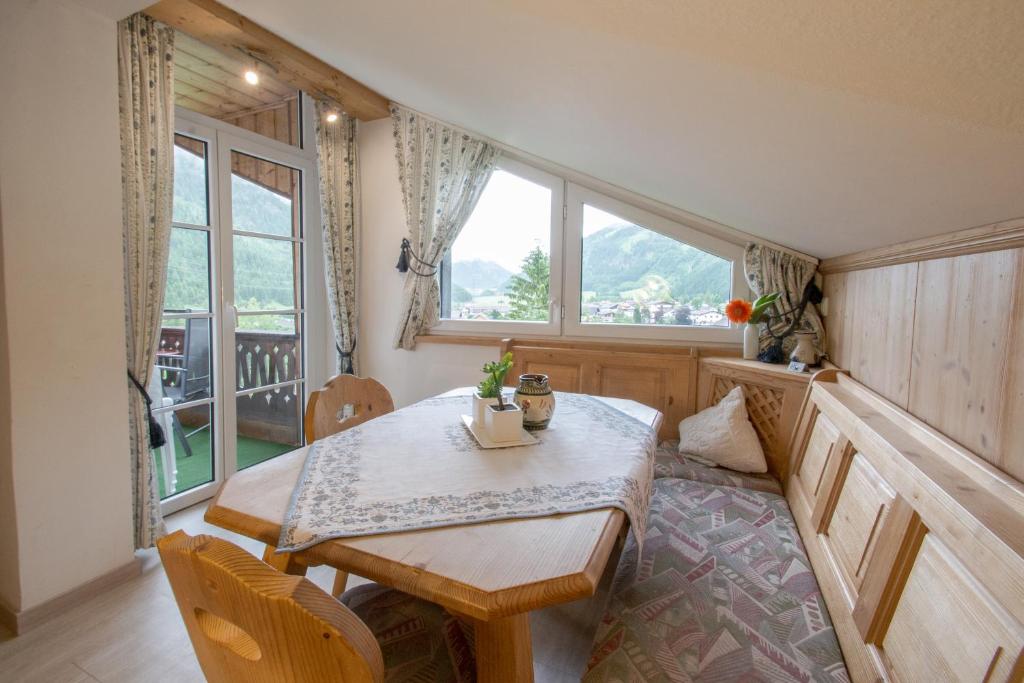 Апартаменты (Апартаменты с 2 спальнями и балконом), Ferienwohnung Pension Tirol