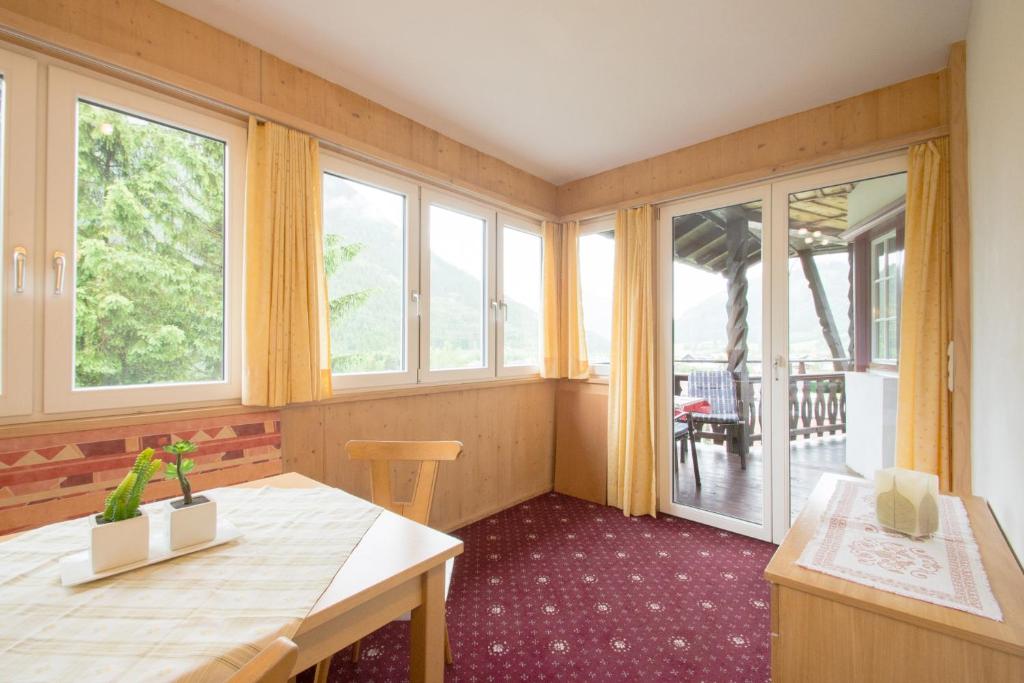 Апартаменты (Апартаменты с 2 спальнями и балконом), Ferienwohnung Pension Tirol