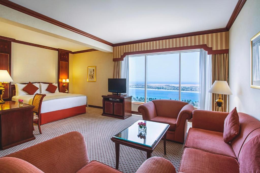 Сьюит (Полулюкс с видом на море) отеля Corniche Hotel Abu Dhabi, Абу-Даби