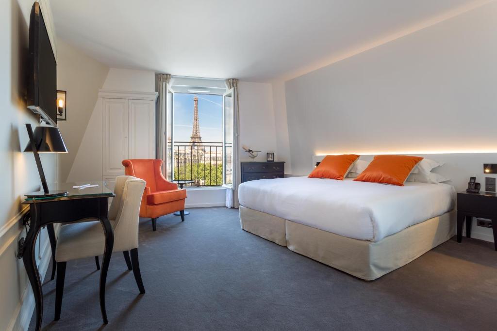 Сьюит (Королевский полулюкс Royal с фронтальным видом на Эйфелеву башню) отеля Hôtel La Comtesse by Elegancia, Париж